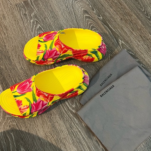Balenciaga flower crocs size 9 used but in great condition - Picture 2 of 8